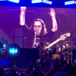 Geddy arms up